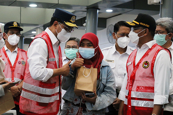 Menteri Perhubungan Budi Karya Sumadi dan Menko PMK Muhadjir Effendy meninjau kesiapan mudik lebaran di Stasiun Pasar Senen, Jakarta, Kamis (7/4/2022).