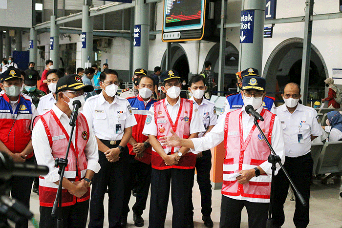 Menteri Perhubungan Budi Karya Sumadi dan Menko PMK Muhadjir Effendy meninjau kesiapan mudik lebaran di Stasiun Pasar Senen, Jakarta, Kamis (7/4/2022).