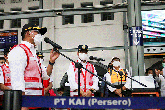 Menteri Perhubungan Budi Karya Sumadi dan Menko PMK Muhadjir Effendy meninjau kesiapan mudik lebaran di Stasiun Pasar Senen, Jakarta, Kamis (7/4/2022).