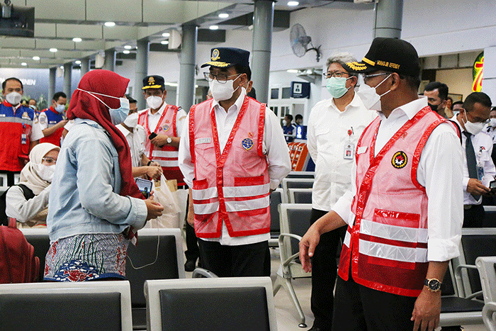 Menteri Perhubungan Budi Karya Sumadi dan Menko PMK Muhadjir Effendy meninjau kesiapan mudik lebaran di Stasiun Pasar Senen, Jakarta, Kamis (7/4/2022).