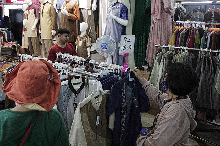 Warga memilih perlengkapan ibadah di Pasar Tanah Abang Blok A, Jakarta, Sabtu (9/4/2022).