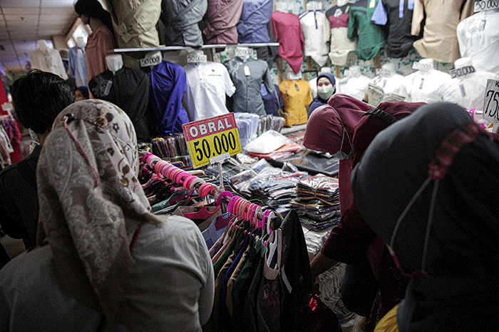 Warga memilih perlengkapan ibadah di Pasar Tanah Abang Blok A, Jakarta, Sabtu (9/4/2022).