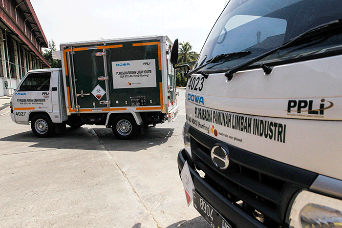 Aktivitas bongkar muat armada transportasi pengangkut limbah B3 di PT Prasadha Pamunah Limbah Industri (PPLI), Bogor, Jawa Barat.