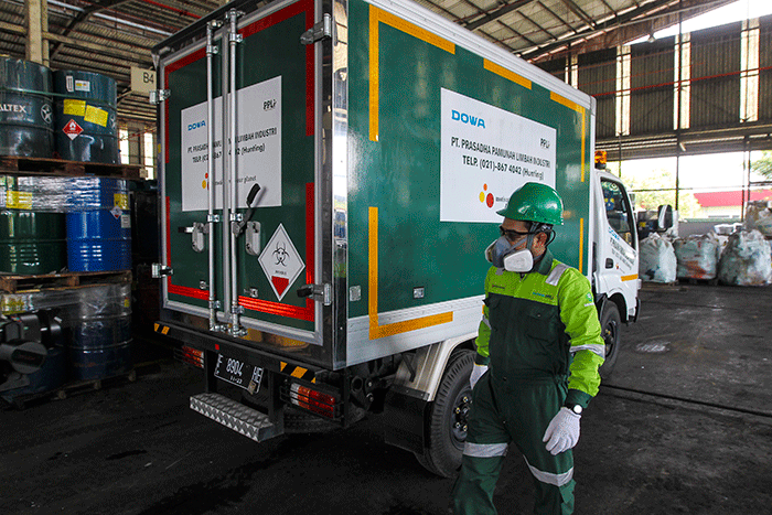 Aktivitas bongkar muat armada transportasi pengangkut limbah B3 di PT Prasadha Pamunah Limbah Industri (PPLI), Bogor, Jawa Barat.