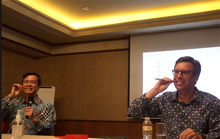 Managing Director Faber-Castell International Indonesia, Yandramin Halim (kiri) dan CEO Faber-Castell AG Stefan Leitz memberikan keterangan kepada wartawan.