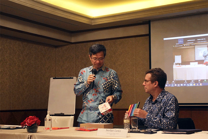 Managing Director Faber-Castell International Indonesia, Yandramin Halim (kiri) dan CEO Faber-Castell AG Stefan Leitz memberikan keterangan kepada wartawan.