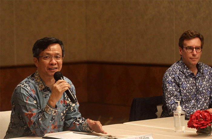 Managing Director Faber-Castell International Indonesia, Yandramin Halim (kiri) dan CEO Faber-Castell AG Stefan Leitz memberikan keterangan kepada wartawan.