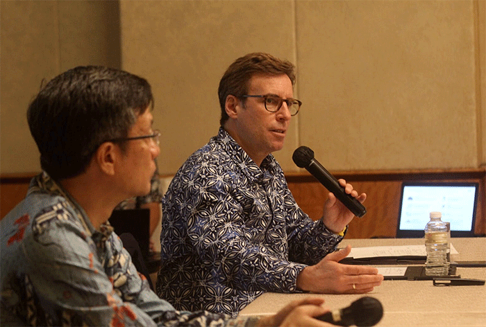 Managing Director Faber-Castell International Indonesia, Yandramin Halim (kiri) dan CEO Faber-Castell AG Stefan Leitz memberikan keterangan kepada wartawan.