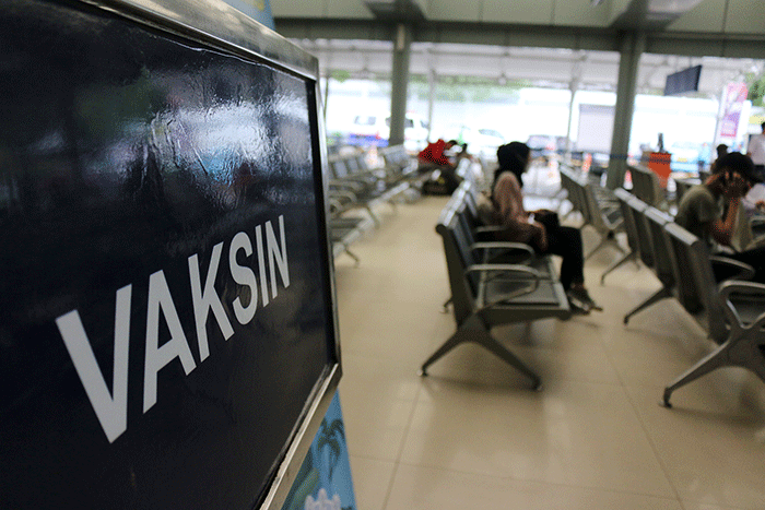 Calon penumpang kereta Api jarak jauh menerima vaksin Booster, di Stasiun Pasar Senen, Jakarta, Sabtu (9/4/2022).