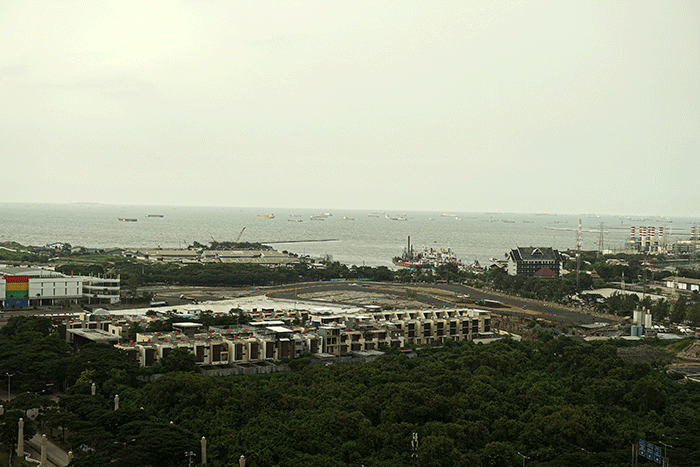 Foto suasana kota Jakarta dari atas Skydeck Stadion JIS di kawasan Papanggo, Tanjung Priok, Jakarta Utara, Minggu (10/4/2022).