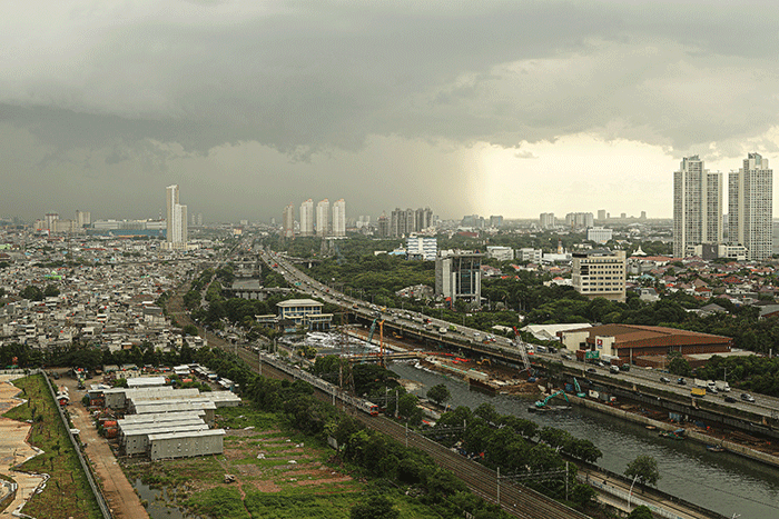 Foto suasana kota Jakarta dari atas Skydeck Stadion JIS di kawasan Papanggo, Tanjung Priok, Jakarta Utara, Minggu (10/4/2022).