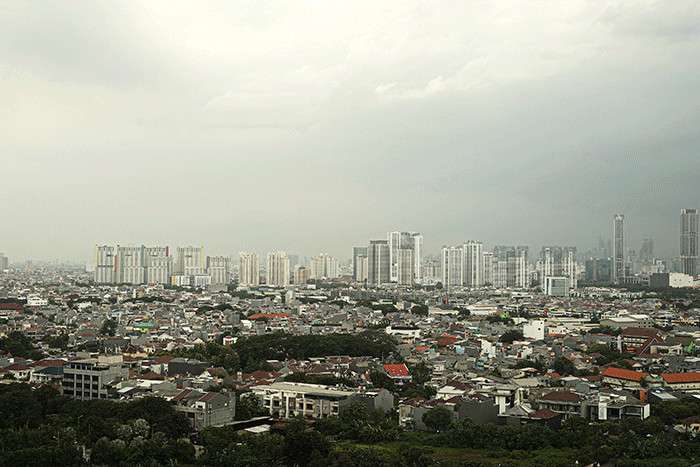 Foto suasana kota Jakarta dari atas Skydeck Stadion JIS di kawasan Papanggo, Tanjung Priok, Jakarta Utara, Minggu (10/4/2022).