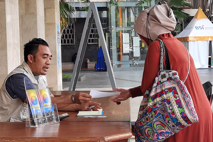 Warga saat membayar zakat di Stand Pelayanan Zakat Masjid Istiqlal, Jakarta Pusat, Minggu, (10/4/2022).