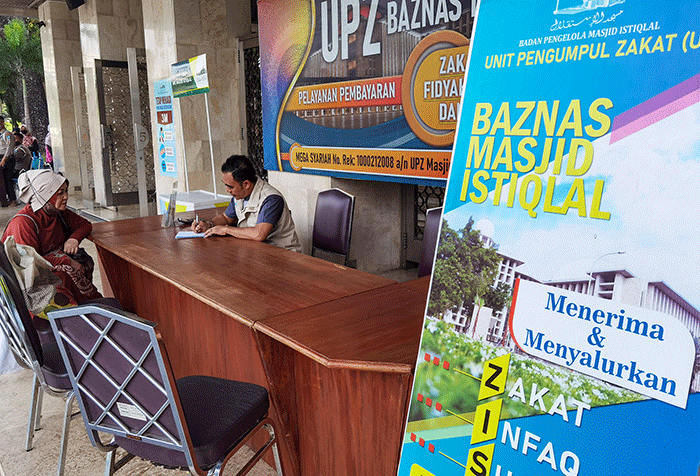 Warga saat membayar zakat di Stand Pelayanan Zakat Masjid Istiqlal, Jakarta Pusat, Minggu, (10/4/2022).