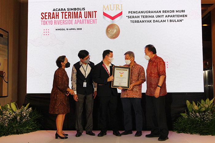 Penghargaan Rekor Muri Serah Terima 1.595 Unit Dalam 1 Bulan di Apartement Tokyo Riverside di PIK2, Jakarta, Minggu (10/4/2022).