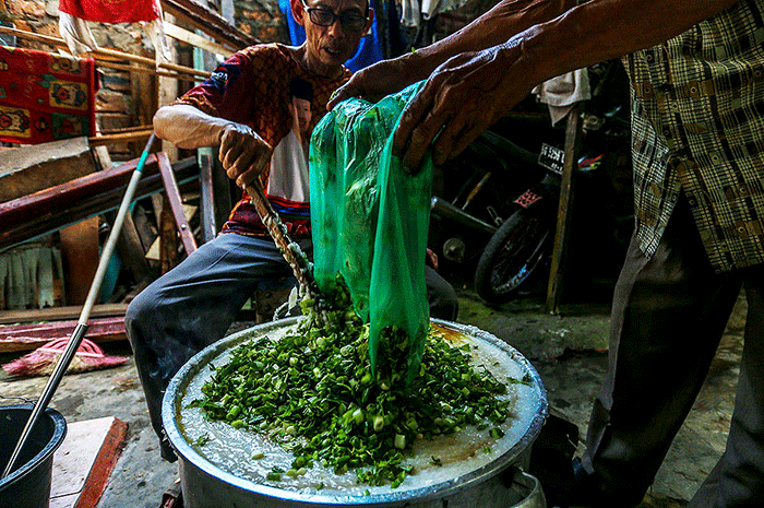 Bubur Suro menjadi menu spesial berbuka puasa di Masjid Al Mahmudiyah, Jalan Ki Gede Ing Suro, Kelurahan 30 Ilir, Kecamatan Ilir Barat II Palembang.