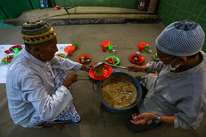 Bubur Suro menjadi menu spesial berbuka puasa di Masjid Al Mahmudiyah, Jalan Ki Gede Ing Suro, Kelurahan 30 Ilir, Kecamatan Ilir Barat II Palembang.