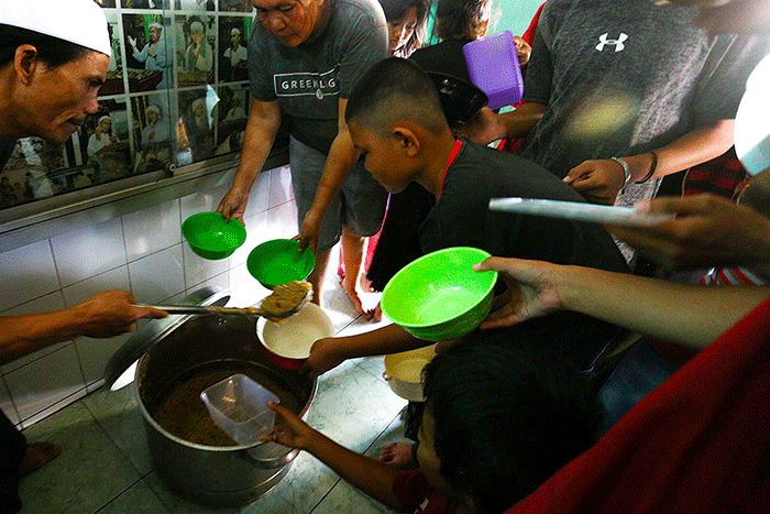 Bubur Suro menjadi menu spesial berbuka puasa di Masjid Al Mahmudiyah, Jalan Ki Gede Ing Suro, Kelurahan 30 Ilir, Kecamatan Ilir Barat II Palembang.
