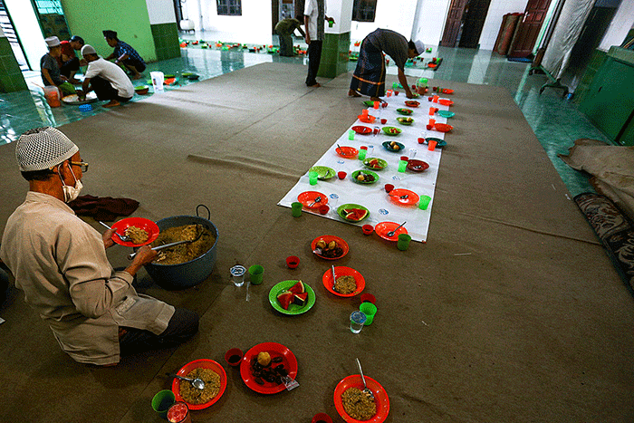 Bubur Suro menjadi menu spesial berbuka puasa di Masjid Al Mahmudiyah, Jalan Ki Gede Ing Suro, Kelurahan 30 Ilir, Kecamatan Ilir Barat II Palembang.