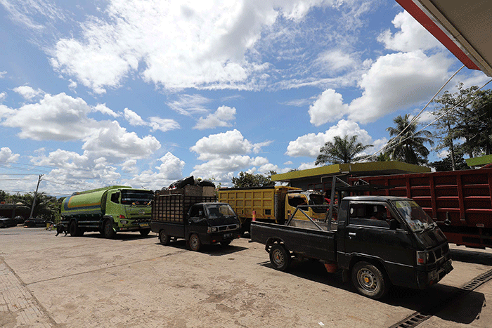 Menteri Energi dan Sumber Daya Mineral (ESDM) Arifin Tasrif (kiri) berbincang dengan sopir truk saat melakukan sidak di SPBU 24.38216, Betungan, Bengkulu.