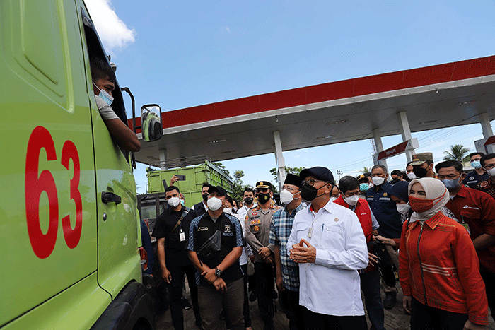 Menteri Energi dan Sumber Daya Mineral (ESDM) Arifin Tasrif (kiri) berbincang dengan sopir truk saat melakukan sidak di SPBU 24.38216, Betungan, Bengkulu.