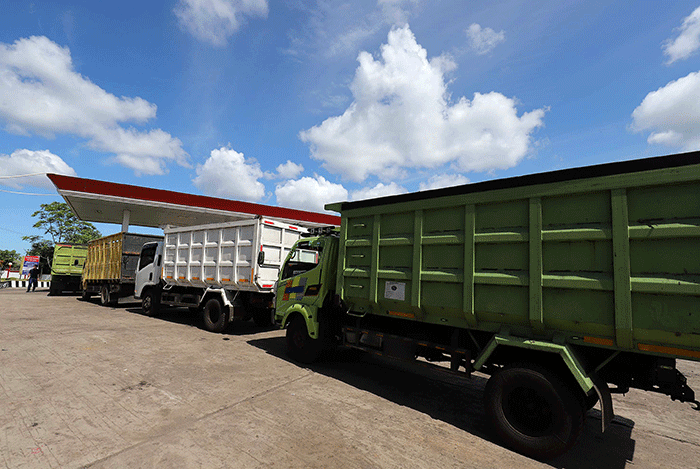 Menteri Energi dan Sumber Daya Mineral (ESDM) Arifin Tasrif (kiri) berbincang dengan sopir truk saat melakukan sidak di SPBU 24.38216, Betungan, Bengkulu.
