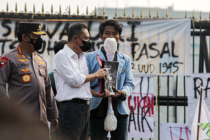 Sebelum menyampaikan aspirasi, perwakilan mahasiswa memberikan hadiah berupa korek kuping (Cotton Buds) raksasa.