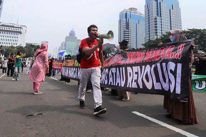 Massa aksi melakukan unjuk rasa di kawasan Patung Kuda, Jakarta Pusat, Senin (11/4/2022).