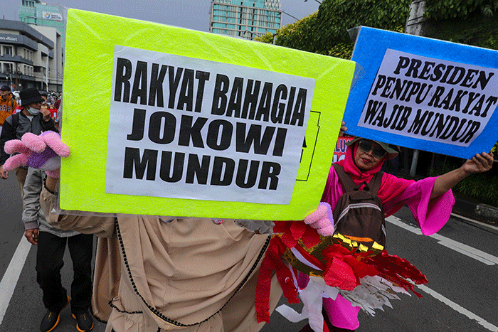 Massa aksi melakukan unjuk rasa di kawasan Patung Kuda, Jakarta Pusat, Senin (11/4/2022).
