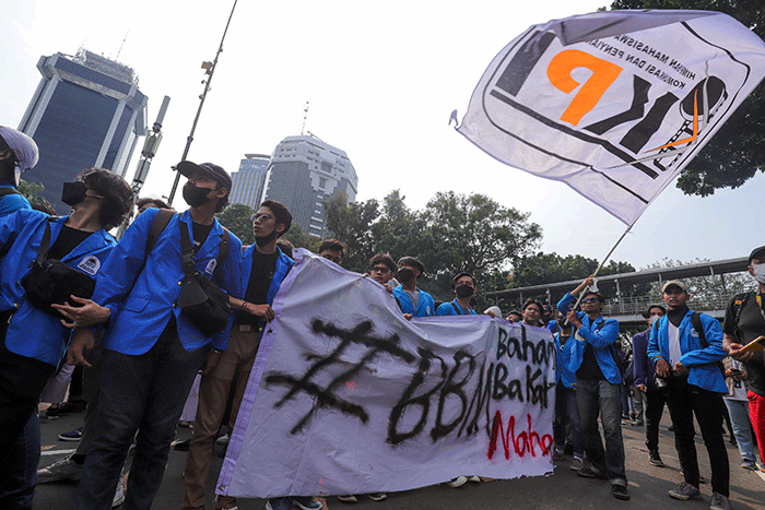 Massa aksi melakukan unjuk rasa di kawasan Patung Kuda, Jakarta Pusat, Senin (11/4/2022).
