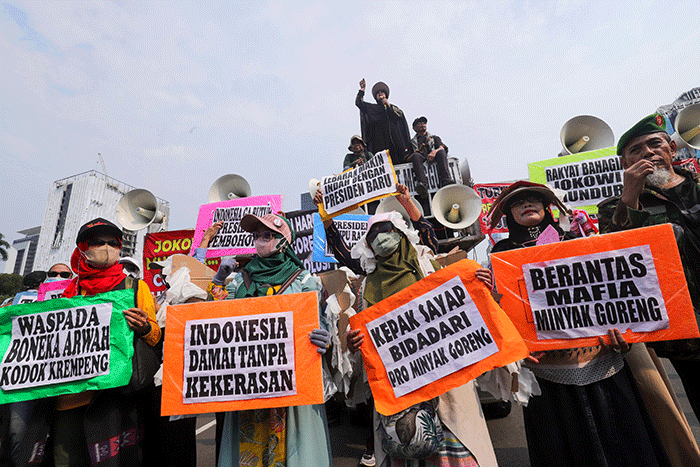 Massa aksi melakukan unjuk rasa di kawasan Patung Kuda, Jakarta Pusat, Senin (11/4/2022).