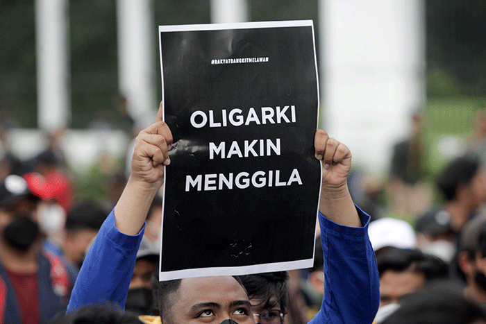 Ribuan Mahasiswa menggelar aksi unjuk rasa didepan Gedung DPR, Jakarta, Senin (11/4/2022).