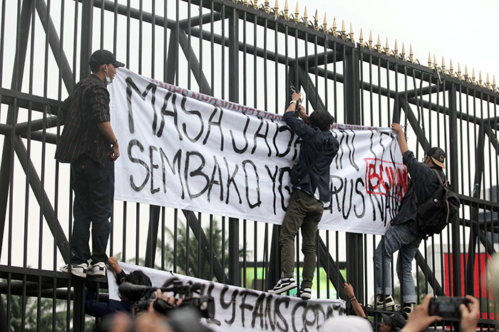 Ribuan Mahasiswa menggelar aksi unjuk rasa didepan Gedung DPR, Jakarta, Senin (11/4/2022).