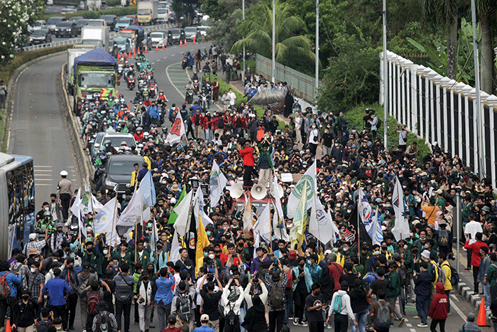 Ribuan Mahasiswa menggelar aksi unjuk rasa didepan Gedung DPR, Jakarta, Senin (11/4/2022).