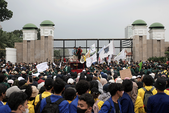 Ribuan Mahasiswa menggelar aksi unjuk rasa didepan Gedung DPR, Jakarta, Senin (11/4/2022).