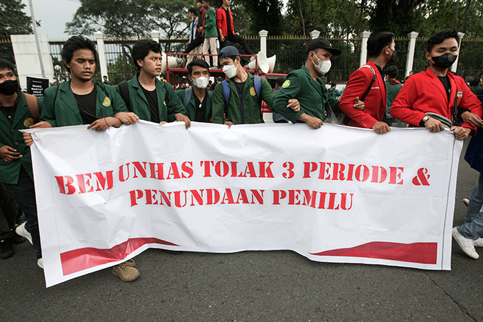Ribuan Mahasiswa menggelar aksi unjuk rasa didepan Gedung DPR, Jakarta, Senin (11/4/2022).