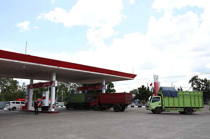 Sejumlah truk mengantre mengisi bahan bakar solar bersubsidi di SPBU 24.382.03, Suka Rami, Selebar, Bengkulu, Sumatera Barat, Minggu, (10/4/2022).