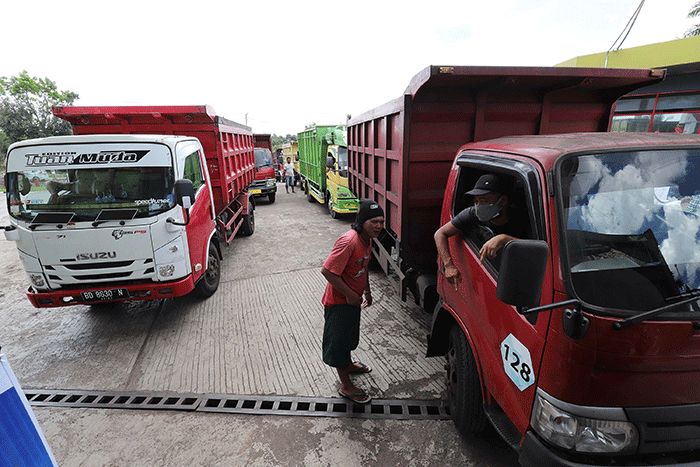 Sejumlah truk mengantre mengisi bahan bakar solar bersubsidi di SPBU 24.382.03, Suka Rami, Selebar, Bengkulu, Sumatera Barat, Minggu, (10/4/2022).