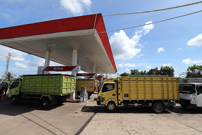 Sejumlah truk mengantre mengisi bahan bakar solar bersubsidi di SPBU 24.382.03, Suka Rami, Selebar, Bengkulu, Sumatera Barat, Minggu, (10/4/2022).