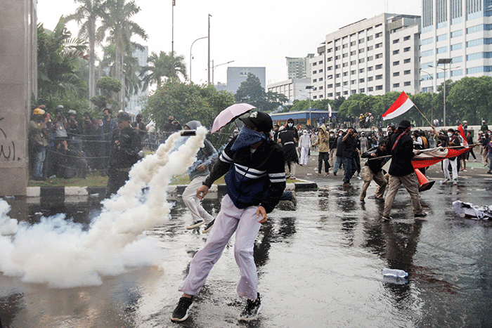 Mahasiswa bentrok dengan aparat kepolisian saat menggelar aksi unjuk rasa didepan Gedung DPR, Jakarta, Senin (11/4/2022).