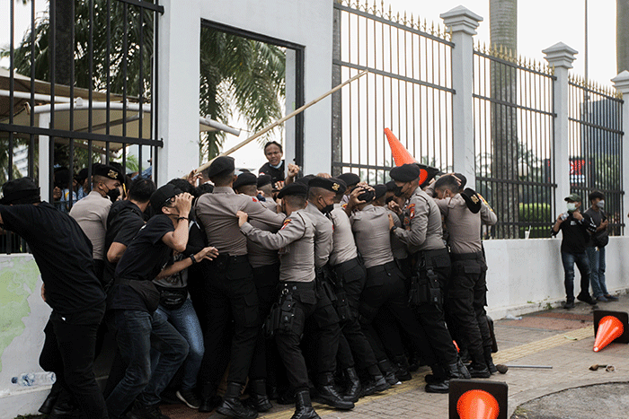 Mahasiswa bentrok dengan aparat kepolisian saat menggelar aksi unjuk rasa didepan Gedung DPR, Jakarta, Senin (11/4/2022).