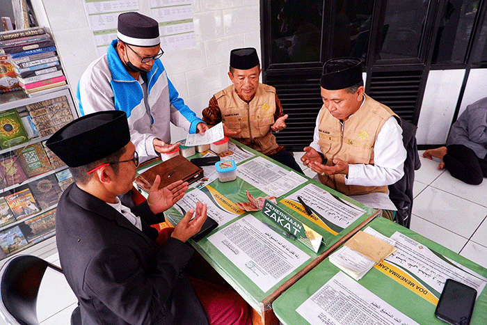 Jamaah membayar zakat di Masjid Al-Markaz Al-Islami, Makassar, Minggu (10/4/2022).