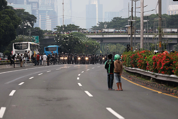Petugas dan pengelola menutup akses Jalan Tol Dalam Kota, Jakarta, Senin (11/4/2022).