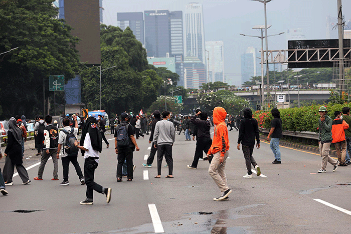 Petugas dan pengelola menutup akses Jalan Tol Dalam Kota, Jakarta, Senin (11/4/2022).