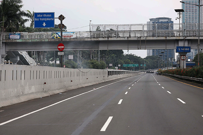 Petugas dan pengelola menutup akses Jalan Tol Dalam Kota, Jakarta, Senin (11/4/2022).