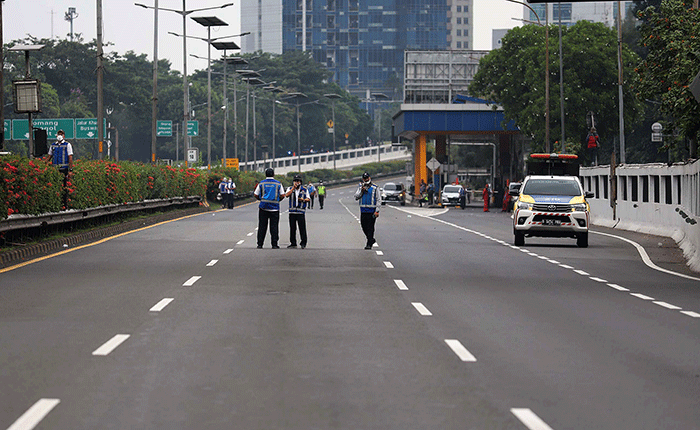 Petugas dan pengelola menutup akses Jalan Tol Dalam Kota, Jakarta, Senin (11/4/2022).