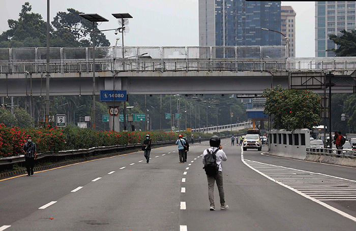 Petugas dan pengelola menutup akses Jalan Tol Dalam Kota, Jakarta, Senin (11/4/2022).