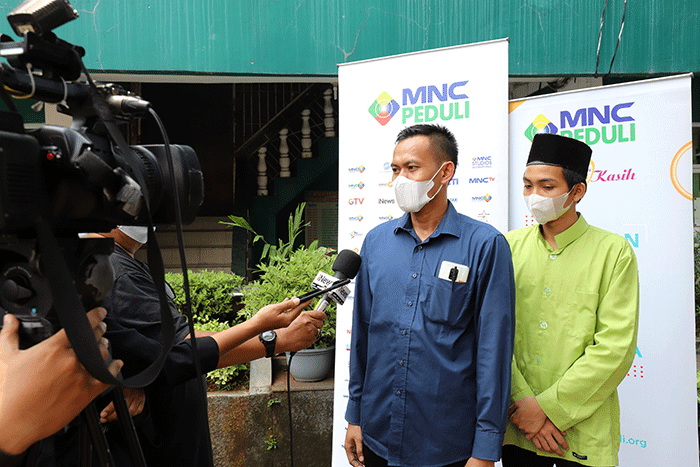 Tim MNC Peduli menyerahkan paket beras yang diberikan langsung kepada penghuni Pondok Pesantren dan Panti Asuhan Assurur di Jalan Bhakti III, Kebon Jeruk.