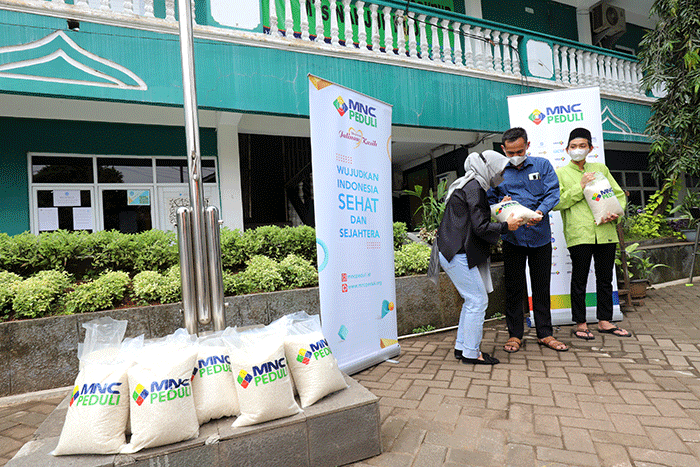 Tim MNC Peduli menyerahkan paket beras yang diberikan langsung kepada penghuni Pondok Pesantren dan Panti Asuhan Assurur di Jalan Bhakti III, Kebon Jeruk.