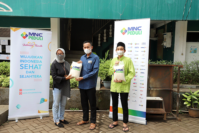 Tim MNC Peduli menyerahkan paket beras yang diberikan langsung kepada penghuni Pondok Pesantren dan Panti Asuhan Assurur di Jalan Bhakti III, Kebon Jeruk.